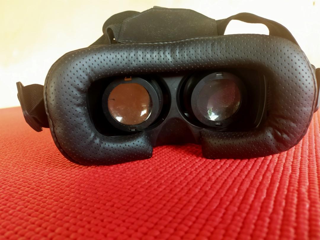VR Box (Category: Virtual Reality) located in Quezon City. Submitted by totally_trendy (Listing ID 1064938218, Image 2). Description: VR Box.