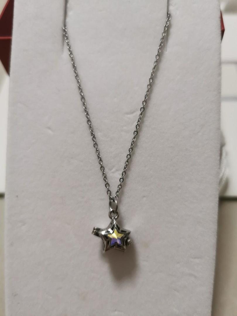 Dearest Grace Diffuser Necklace (Category: Necklaces) located in Singapore. Submitted by rockz889 (Listing ID 1065254348, Image 2). Description: Brand new dearest grace diffuser necklace Official website selling HKD598 = SGD102 No box for this necklace Get what you see.