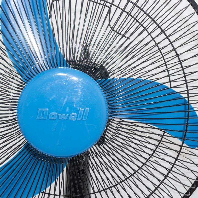 Dowell desktop electric fan (Category: Air Conditioning and Heating) located in Makati City. Submitted by kateserrano (Listing ID 1065233364, Image 3). Description: Dowell desktop electric fan blue and black RFS: extra; already have 3 electric fans in a studio unit.