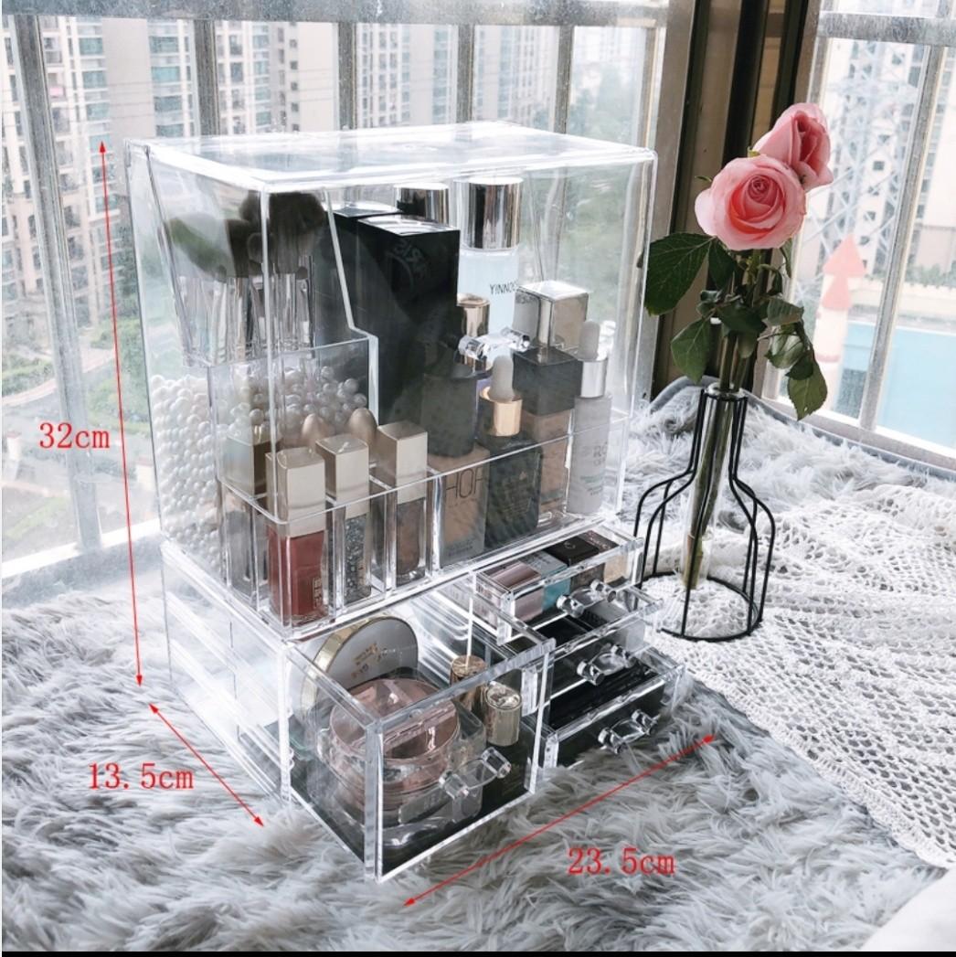 Make up container (Category: Makeup) located in Kuala Lumpur. Submitted by szeeeemin (Listing ID 1065312494, Image 1). Description: .