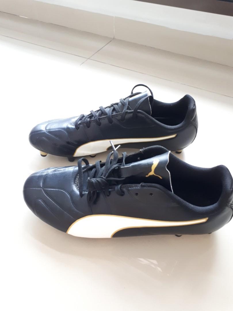Puma soccer boots UK 10 EUR 44.5 US 11 CM 29 Men s Fashion Footwear Boots on Carousell