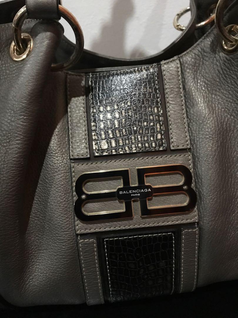 BALENCIAGA (Category: Luxury Bags & Wallets) located in Manila. Submitted by nicefab (Listing ID 1065476159, Image 3). Description: Original Balenciaga(Kumkang) Shoulder Bag/Handbag Made in Korea With Code:Minimal sign of usage,unnoticeable) Gold Hardwares Flaw: see last pic(lost puller,unnoticeable) .