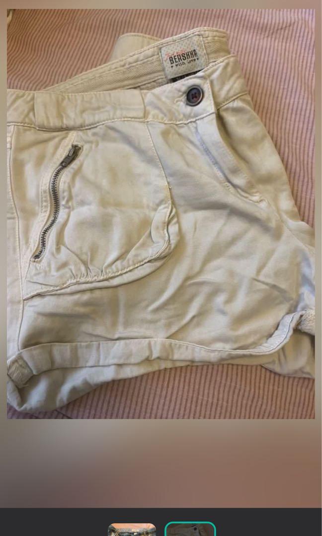 Bershka / Old Navy (Category: Other Bottoms) located in Muntinlupa City. Submitted by goblinsbrideph (Listing ID 1065368914, Image 2). Description: 300pesos for both items Sellings as a bundle Falls on hip. Very nice! #bershka #oldnavy #gap #zara.