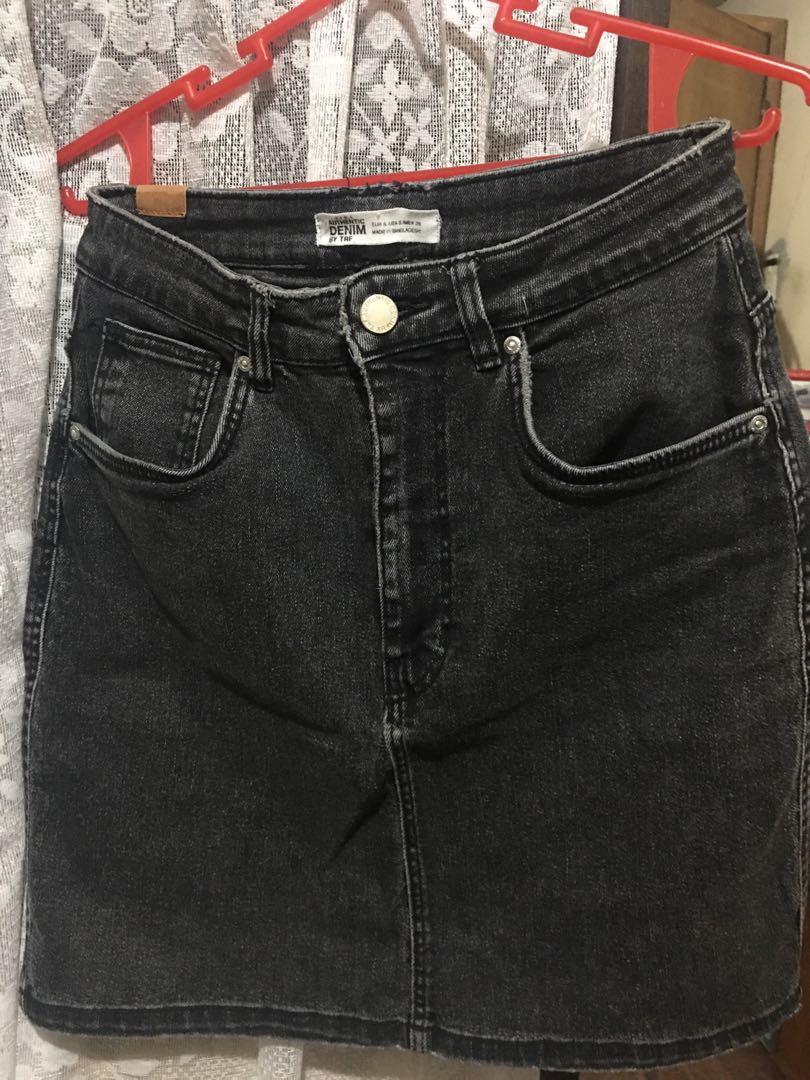 Black denim skirt (zara) (Category: Skirts) located in Caloocan City. Submitted by acens (Listing ID 1065467261, Image 2). Description: Fits 25-27.