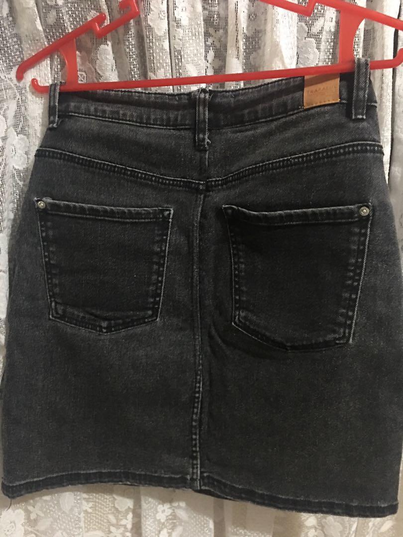 Black denim skirt (zara) (Category: Skirts) located in Caloocan City. Submitted by acens (Listing ID 1065467261, Image 3). Description: Fits 25-27.