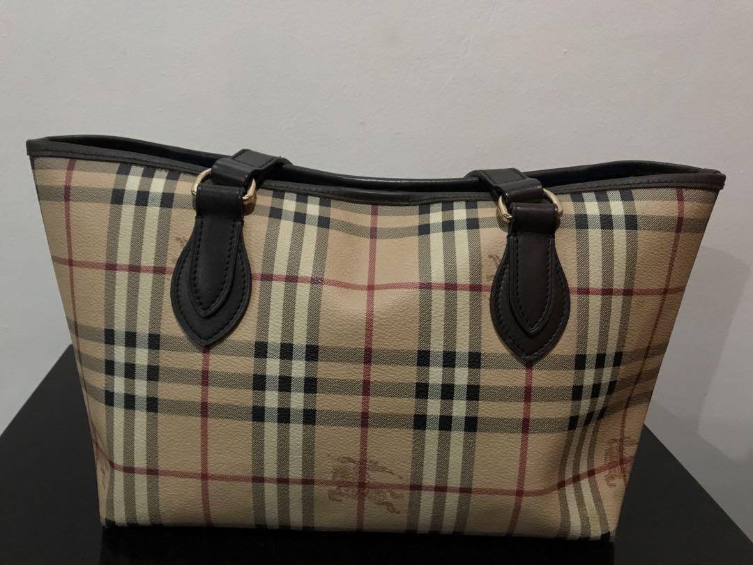 BURBERRY (Category: Luxury Bags & Wallets) located in Manila. Submitted by nicefab (Listing ID 1065503229, Image 3). Description: BURBERRY with Code: ITPELSON73CAMT Minimal sign of usage: in Good Condition Gold Hardwares Flaw: None.