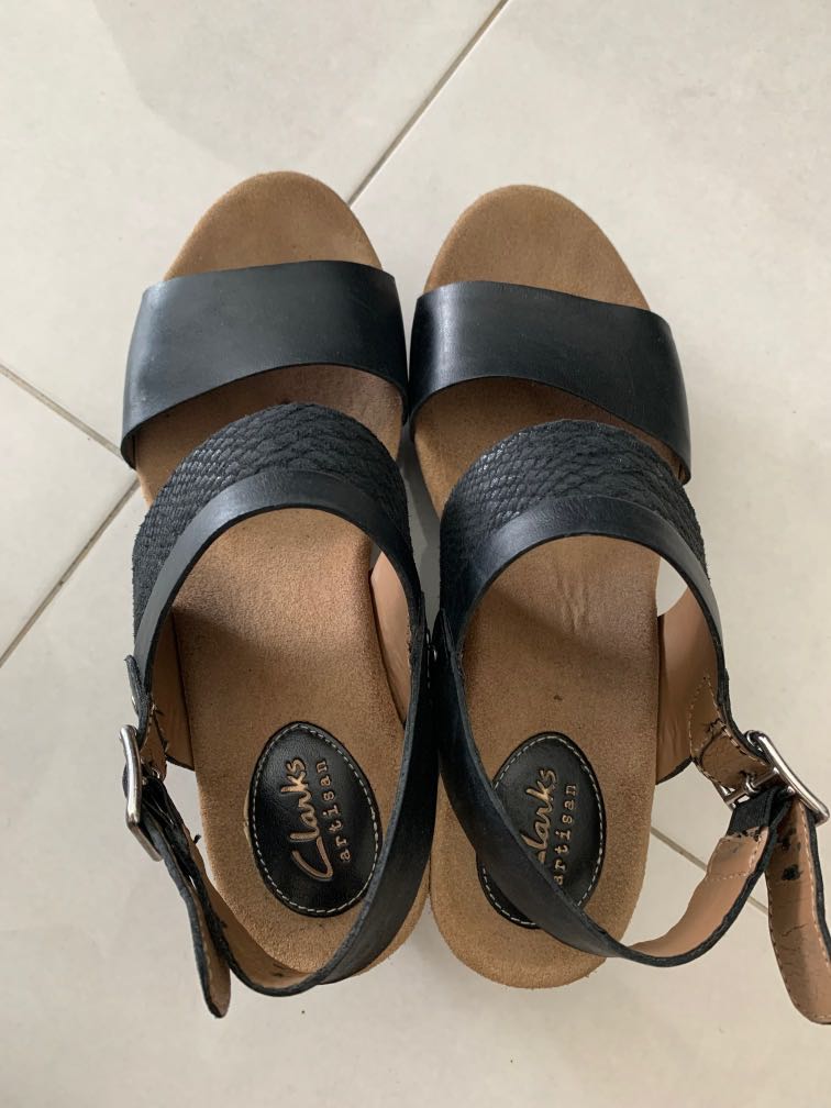 clarks artisan flip flops