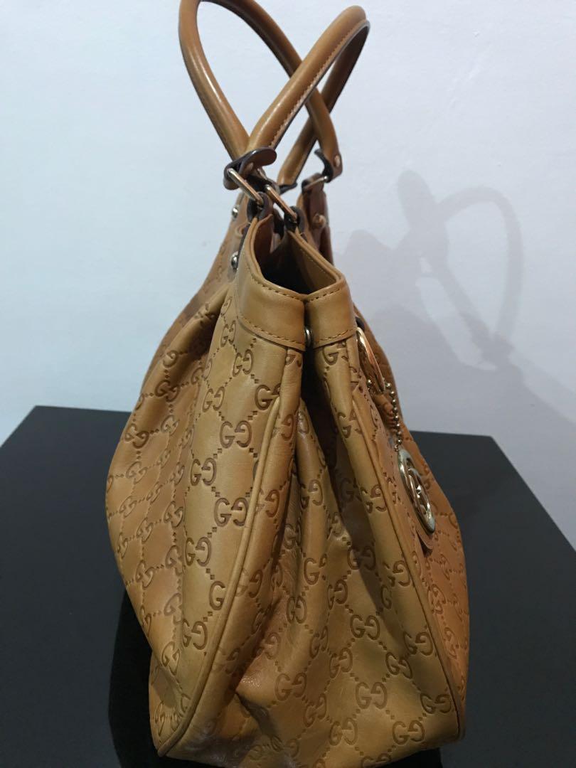 GUCCI (Category: Luxury Bags & Wallets) located in Manila. Submitted by nicefab (Listing ID 1065456177, Image 3). Description: Used- halos di nagamit. Gold hardwares Searchable code,Authenticity not Guaranteed Flaw:last pic(no zipper puller,inside).
