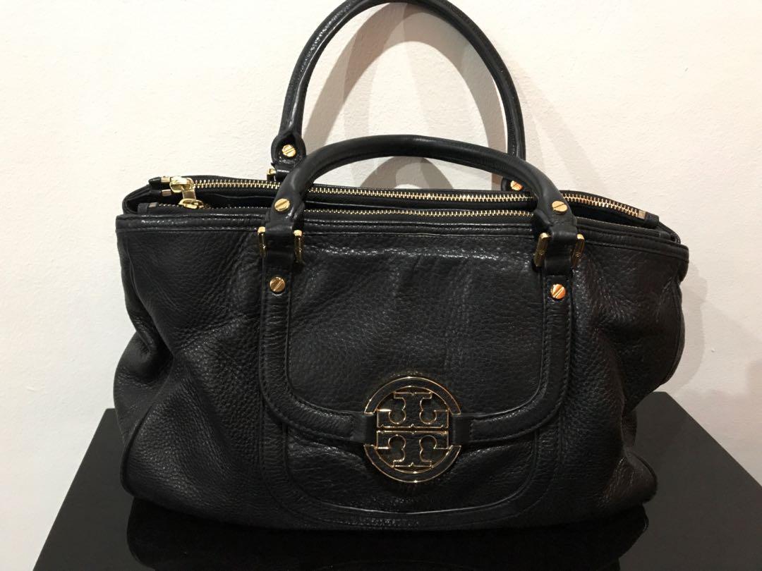 TORY BURCH (Category: Luxury Bags & Wallets) located in Manila. Submitted by nicefab (Listing ID 1065504982, Image 1). Description: TORY BURCH Black, Gold Hardwares In Good Condition Flaw: last pic, watermarks(konting linis lang sa loob) .