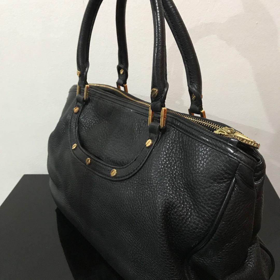 TORY BURCH (Category: Luxury Bags & Wallets) located in Manila. Submitted by nicefab (Listing ID 1065504982, Image 3). Description: TORY BURCH Black, Gold Hardwares In Good Condition Flaw: last pic, watermarks(konting linis lang sa loob) .