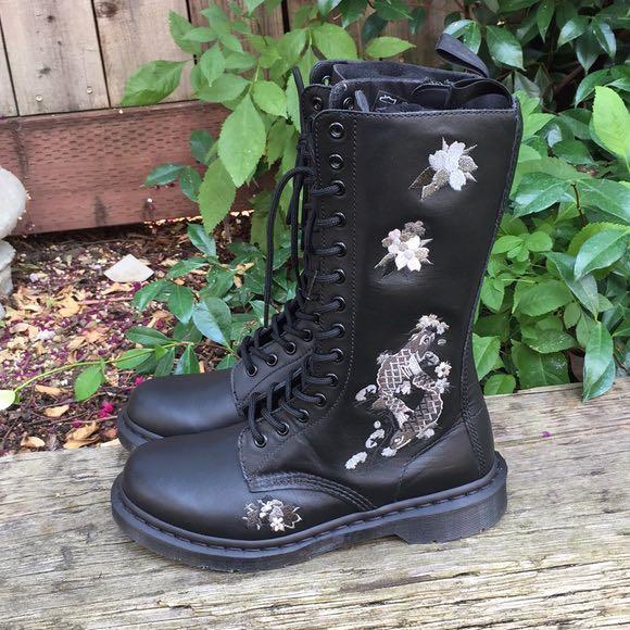 DR. MARTENS Anissa Embroderry Boots Fesyen Wanita Sepatu di