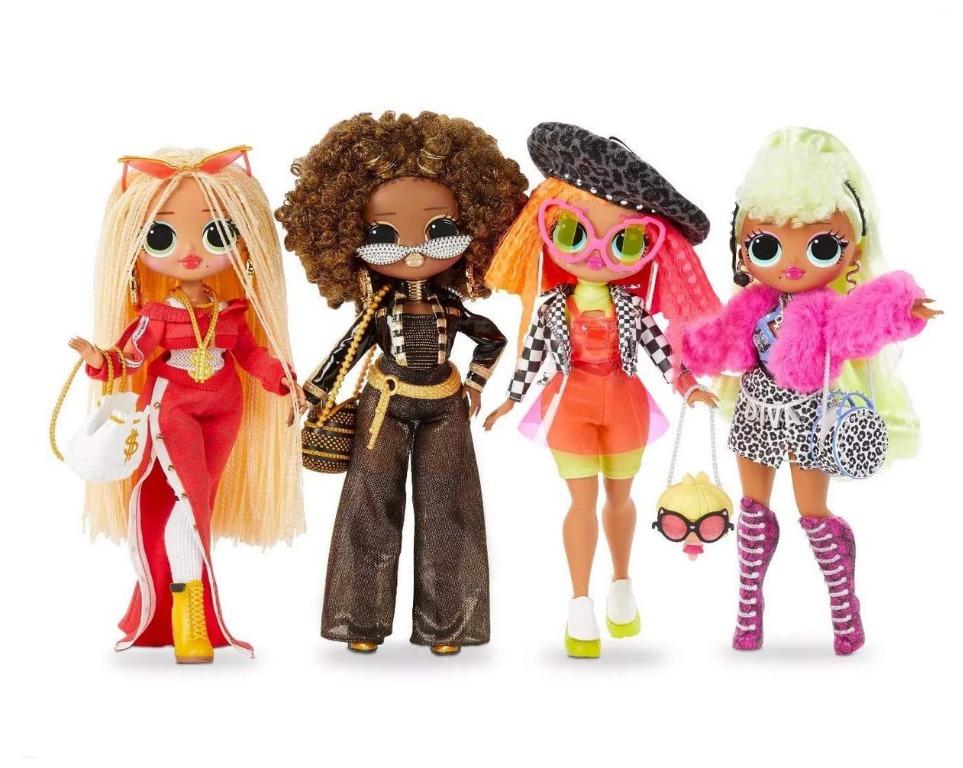 Fashion Dolls with 80 Surprises 