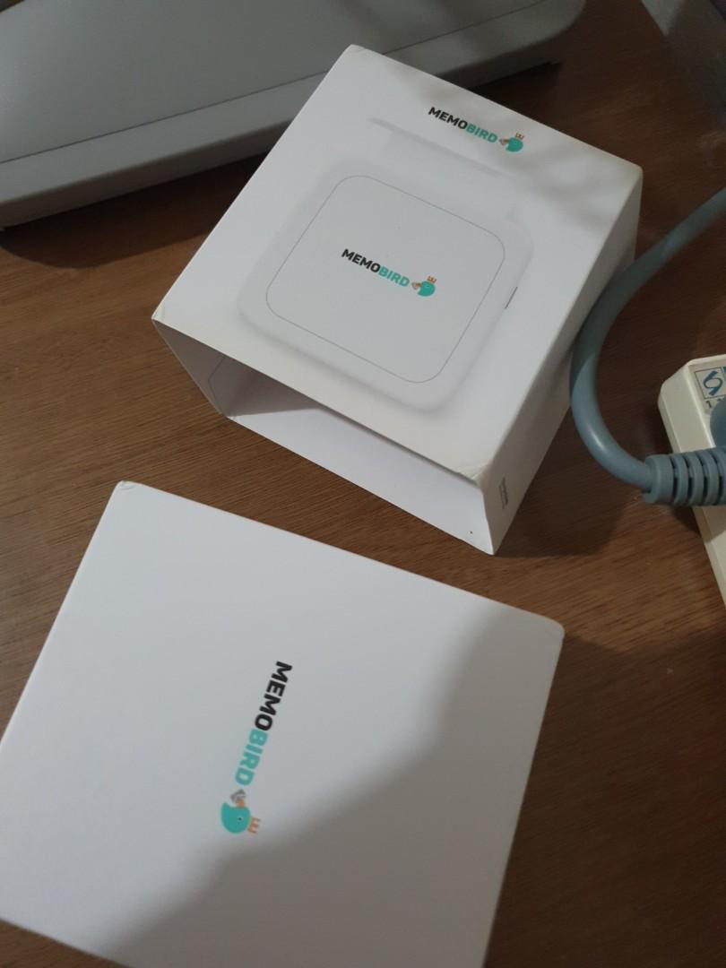 Mini printer (Category: Printers, Scanners & Copiers) located in Singapore. Submitted by eejing2000 (Listing ID 1065757104, Image 3). Description: selling cheap as use less than 5 times palm size...print black n white only can be connected to app for more features -memobird.