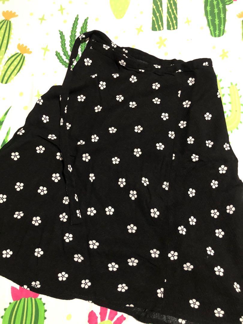 Supré Wrap Around Skirt (Category: Skirts) located in Cainta. Submitted by 2ndave (Listing ID 1065744022, Image 3). Description: Secondhand Lightweight material Size 14.