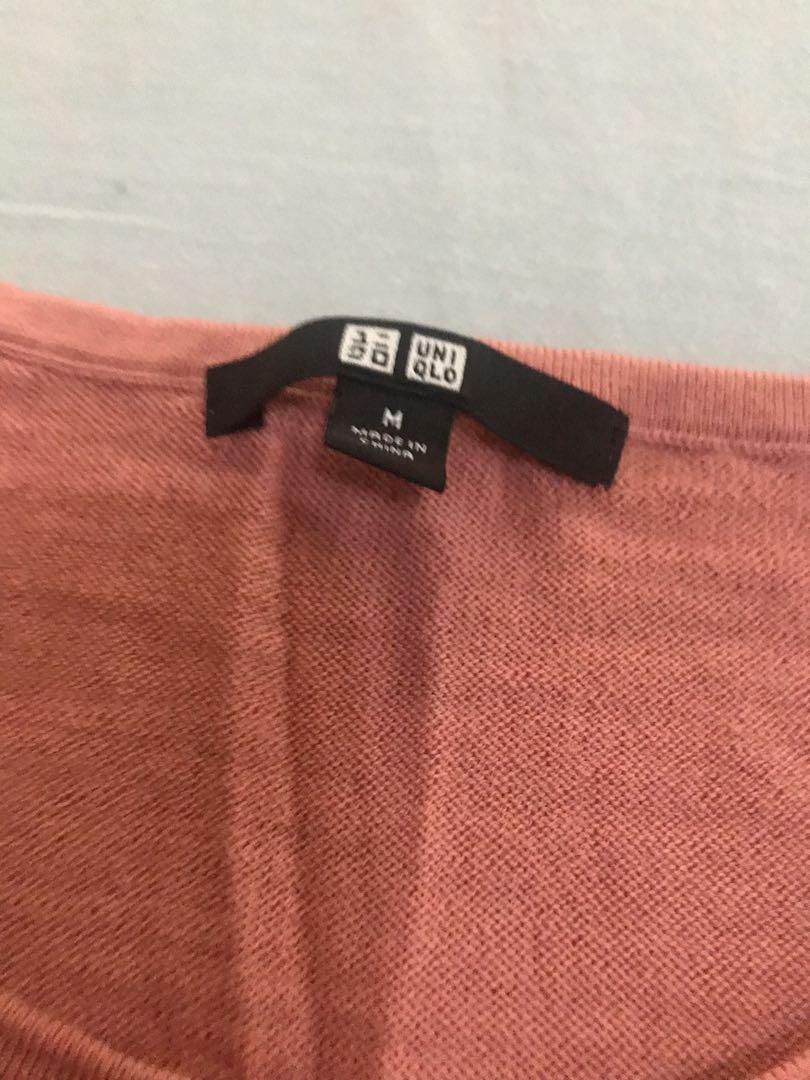 Uniqlo top (Category: Sleeveless) located in Pasig City. Submitted by schweenietodd (Listing ID 1065579197, Image 2). Description: Gently used, very good quality .