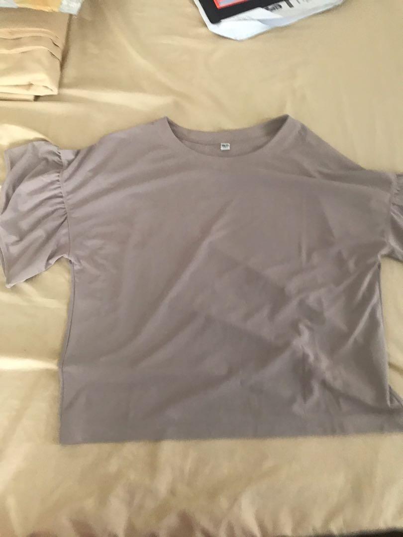 Uniqlo top (Category: Sleeveless) located in Pasig City. Submitted by schweenietodd (Listing ID 1065587256, Image 1). Description: Gently used, very good condition.