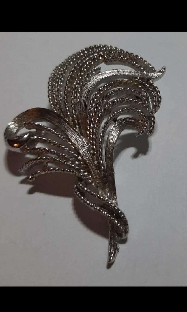 Usner brooch top