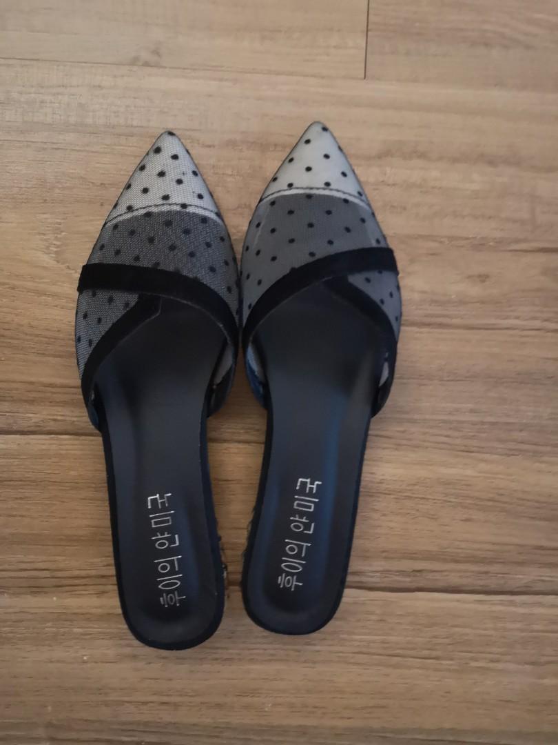 Women sandals with front cover