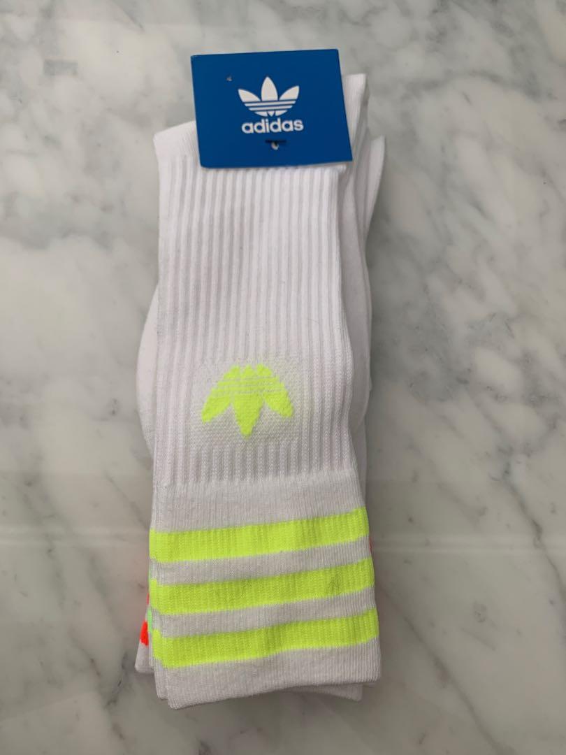 Adidas solid crew socks （分類：襪褲襪）位於 Hong Kong。 由 ms_echow 提交（商品編號 1065838530，圖片 1）。簡介： Brand new adidas white crew socks with neon stripes。