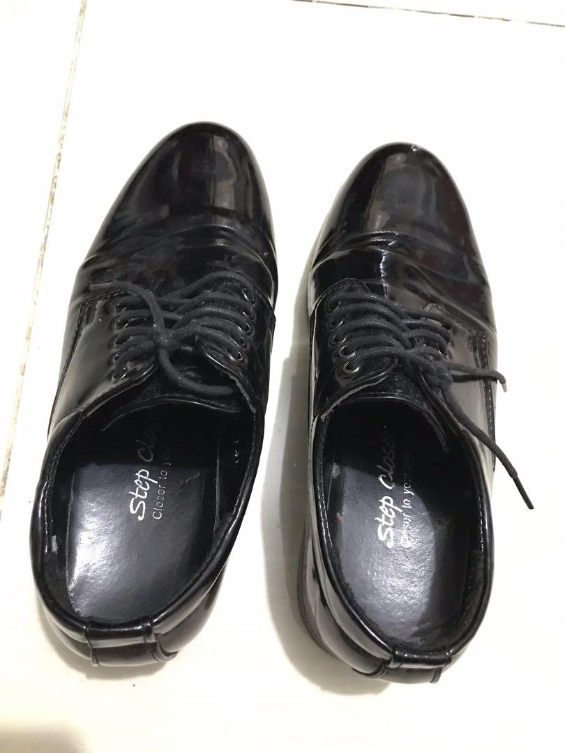 Charol shoes (Men) (Category: Dress Shoes) located in Famy. Submitted by echolima21 (Listing ID 1065894733, Image 3). Description: Used just for 8 Saturday’s sa CAT ng anak ko in 2019. See pic of flaw. With original box. Wala ng gagamit kasi babae na ang sumunod. .