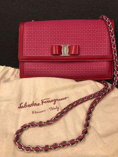 『防疫優惠！在家購物不外出』Salvatore Ferragamo 桃色編織桃花包