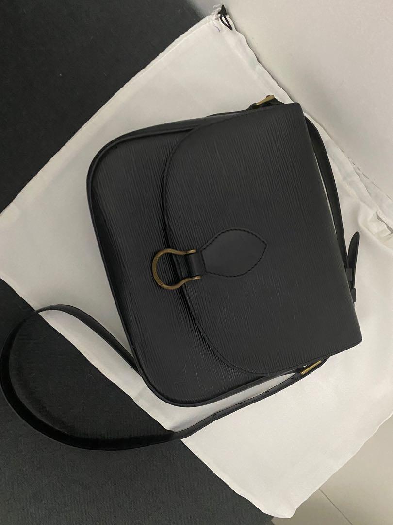 Authentic LV Epi St. Cloud (Category: Luxury Bags & Wallets) located in Cavite. Submitted by amazingrachell (Listing ID 1066031790, Image 2). Description: Malinis outside and inside Issue: peeling on pockets but not sticky. RFS: decluterring my personal used lv bag. Location: Cavite Delivery: lalamove lbc, j&t and other courier to be pay by buyer. Price is negotiable for sure buyer. .