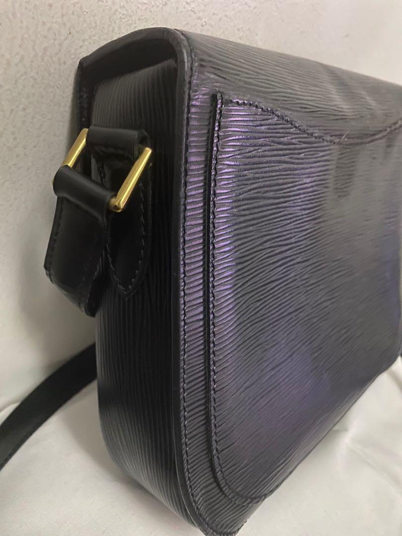 Authentic LV Epi St. Cloud (Category: Luxury Bags & Wallets) located in Cavite. Submitted by amazingrachell (Listing ID 1066031790, Image 3). Description: Malinis outside and inside Issue: peeling on pockets but not sticky. RFS: decluterring my personal used lv bag. Location: Cavite Delivery: lalamove lbc, j&t and other courier to be pay by buyer. Price is negotiable for sure buyer. .