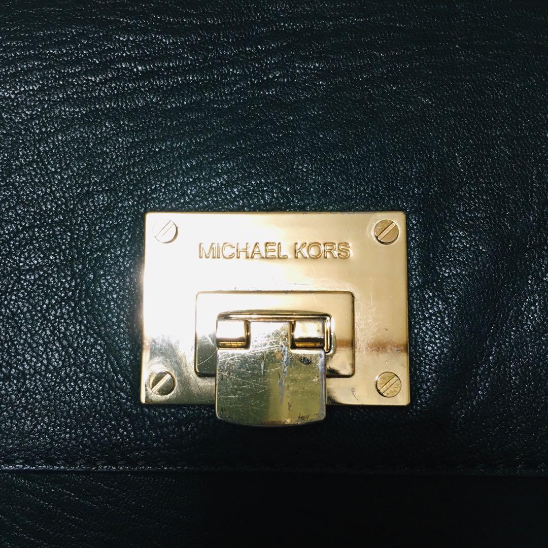 Authentic Michael Kors Bag (Category: Luxury Bags & Wallets) located in Manila. Submitted by bagsetcetera (Listing ID 1066027848, Image 2). Description: No issues Normal signs of use.