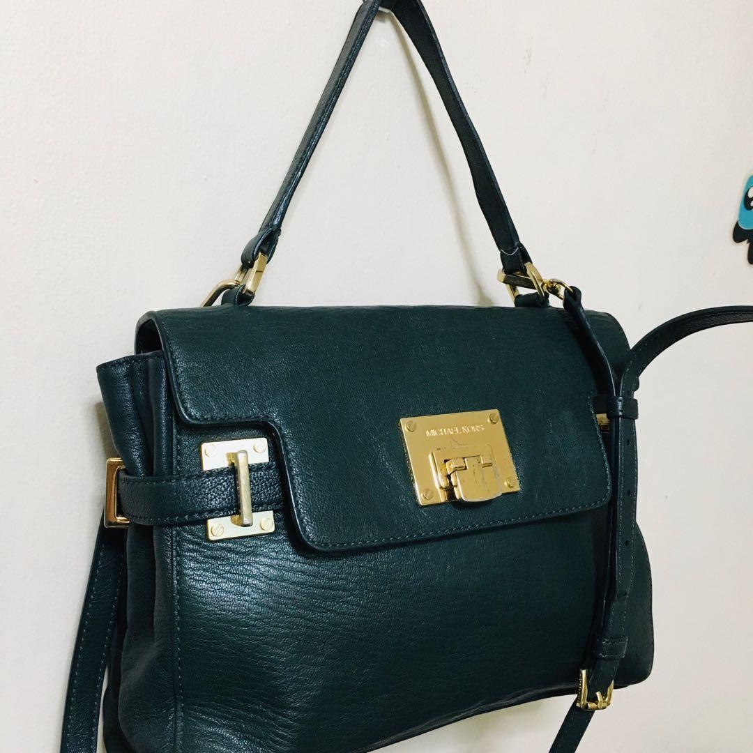 Authentic Michael Kors Bag (Category: Luxury Bags & Wallets) located in Manila. Submitted by bagsetcetera (Listing ID 1066027848, Image 3). Description: No issues Normal signs of use.