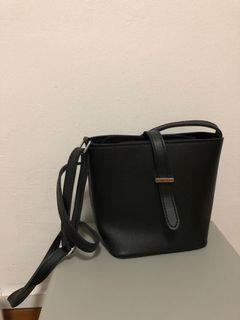Black casual zipper sling bag broad base