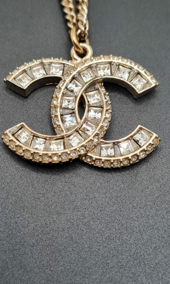 collier chanel pendentif logo cc en metal argente