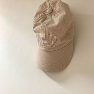 GAP簡約米色扣帶鴨舌帽