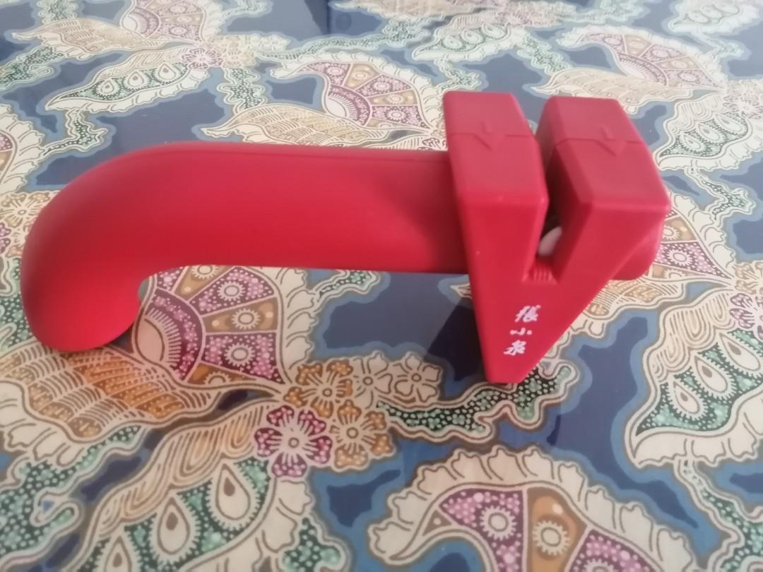 knife sharpener (Category: Knives & Chopping Boards) located in Singapore. Submitted by graphics (Listing ID 1066088069, Image 1). Description: brand new knife sharpener.