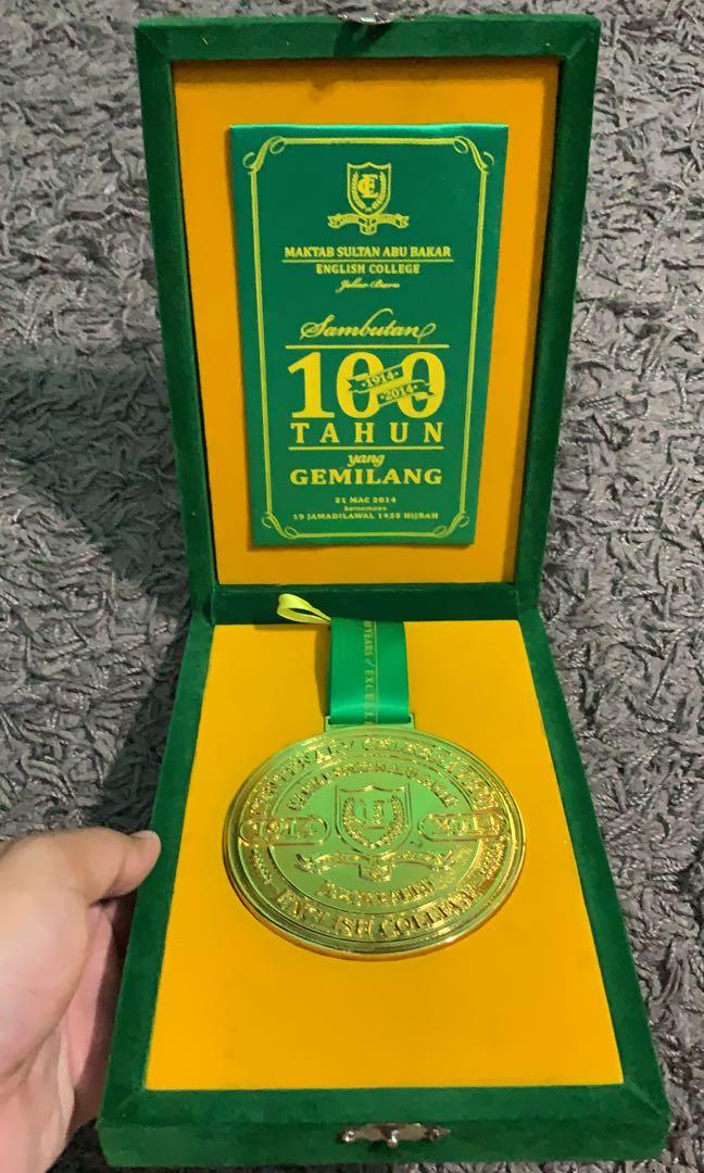 Medal Maktab Sultan Abu Bakar 100 Tahun Yang Gemilang Antiques Vintage Collectibles On Carousell