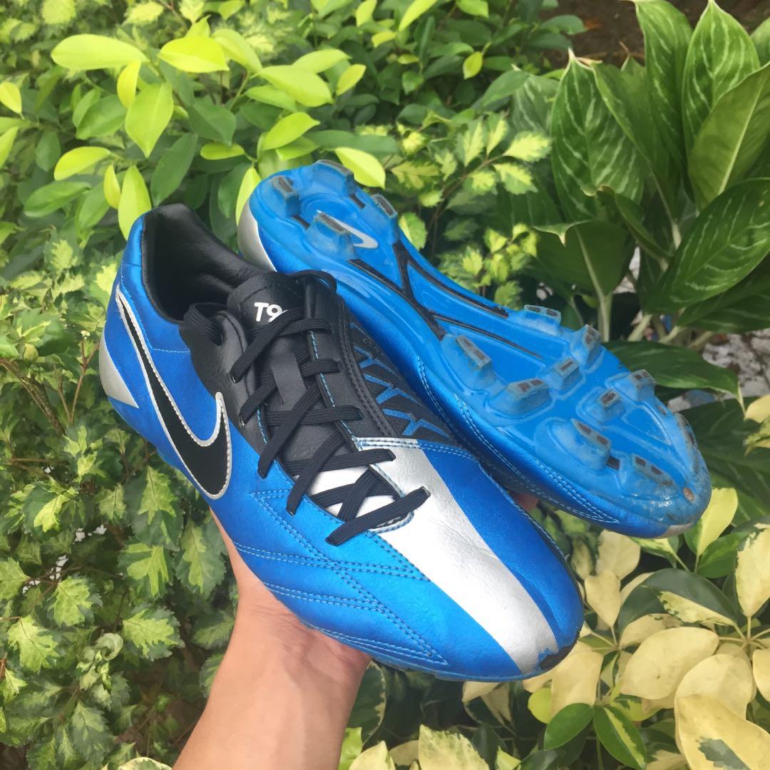 kasut bola Nike t90 Sports Equipment Sports Games Racket