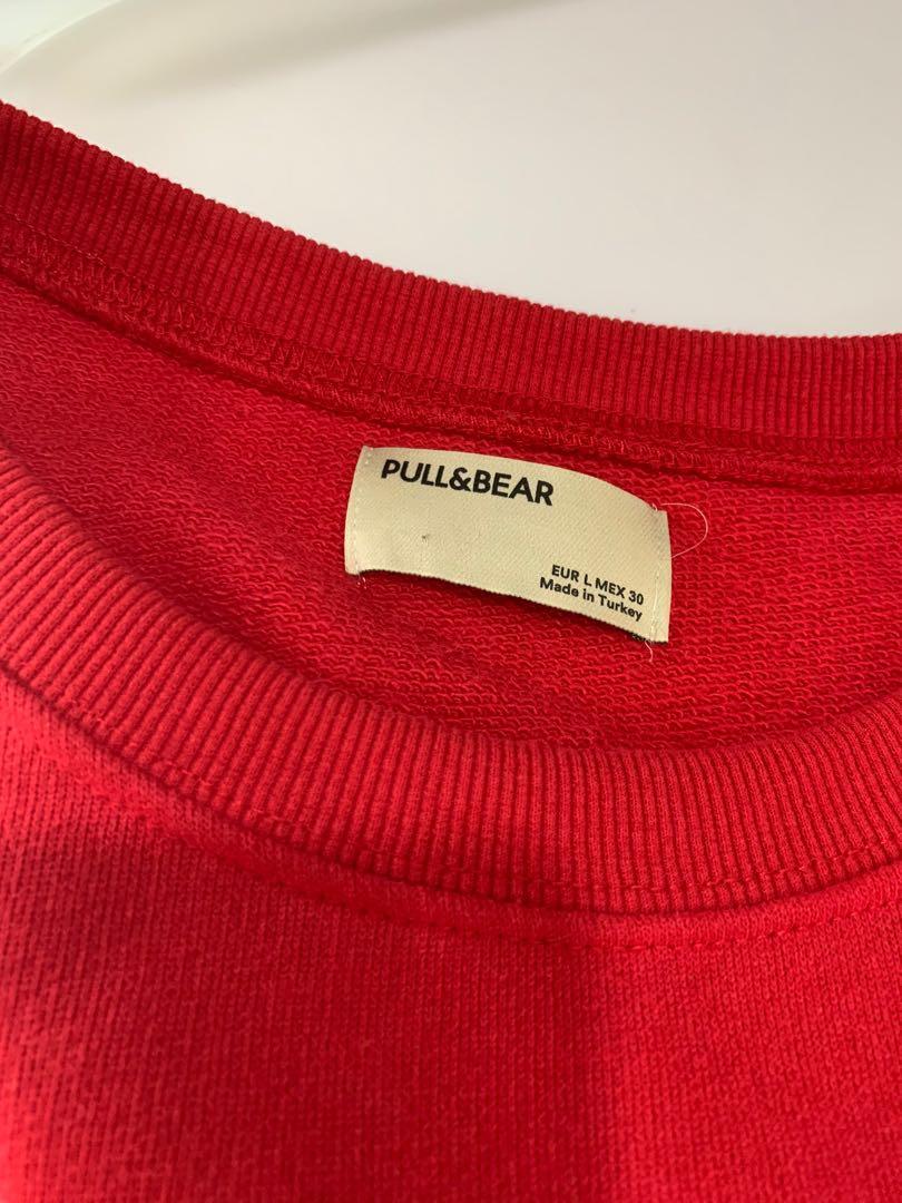 PULL & BEAR Cropped Top (Category: Other Tops) located in Bangi. Submitted by nuuurh (Listing ID 1066177113, Image 2). Description: - Fits M-L - Materials like a sweatshirt - Colour: Red - Only wear once.