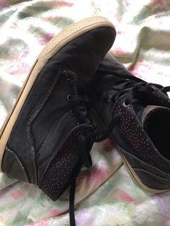 Sepatu hitam Tomkins Jeans