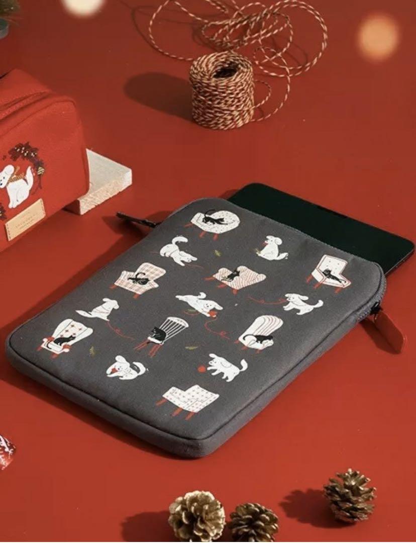 Starbucks iPad pouch (Category: Cases & Sleeves) located in Mandaluyong City. Submitted by pochvlv (Listing ID 1066021647, Image 1). Description: on hand iPad pouch gray with pets design MOP GCash BPI MOD grab speedy lala JRS LBC Location Manila/Makati 28 by 20.5cm size.