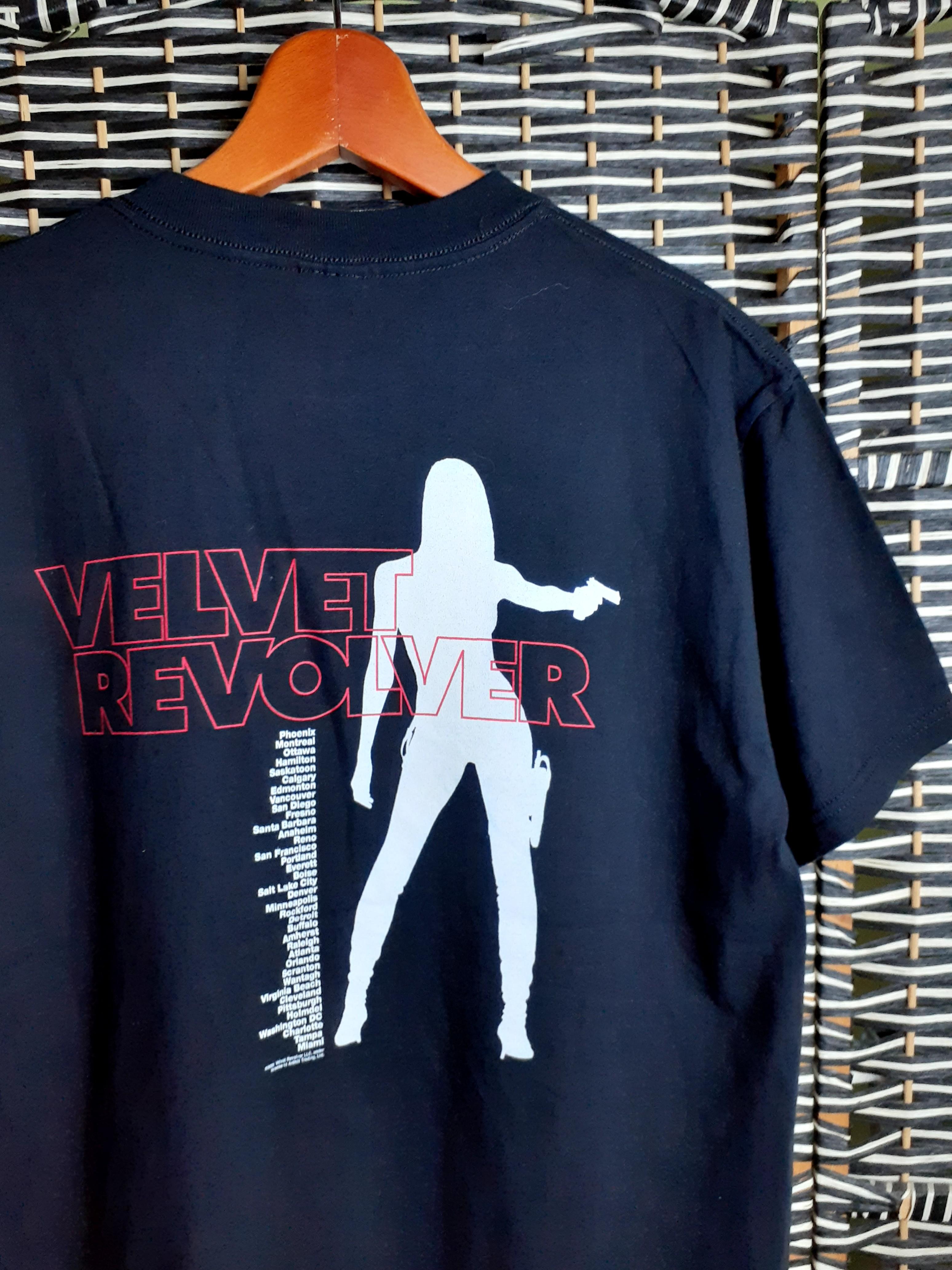 VELVET REVOLVER ©️2005 BAND T SHIRT, Men's Fashion, Tops & Sets