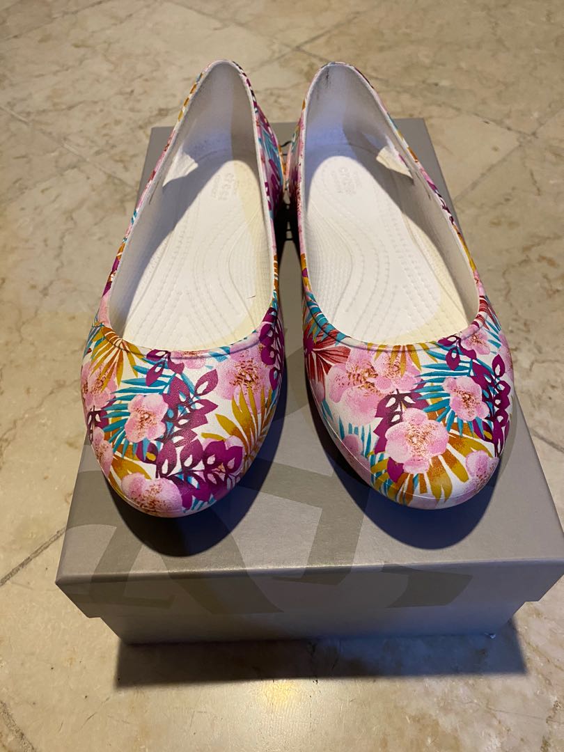 Crocs Laura Seasonal Graphic Flat. Size 5 Women s Fashion