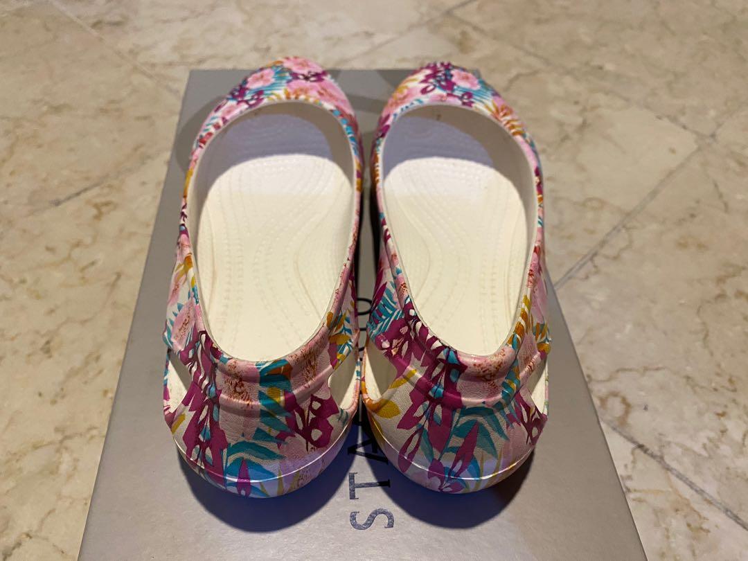 Crocs laura graphic flats online