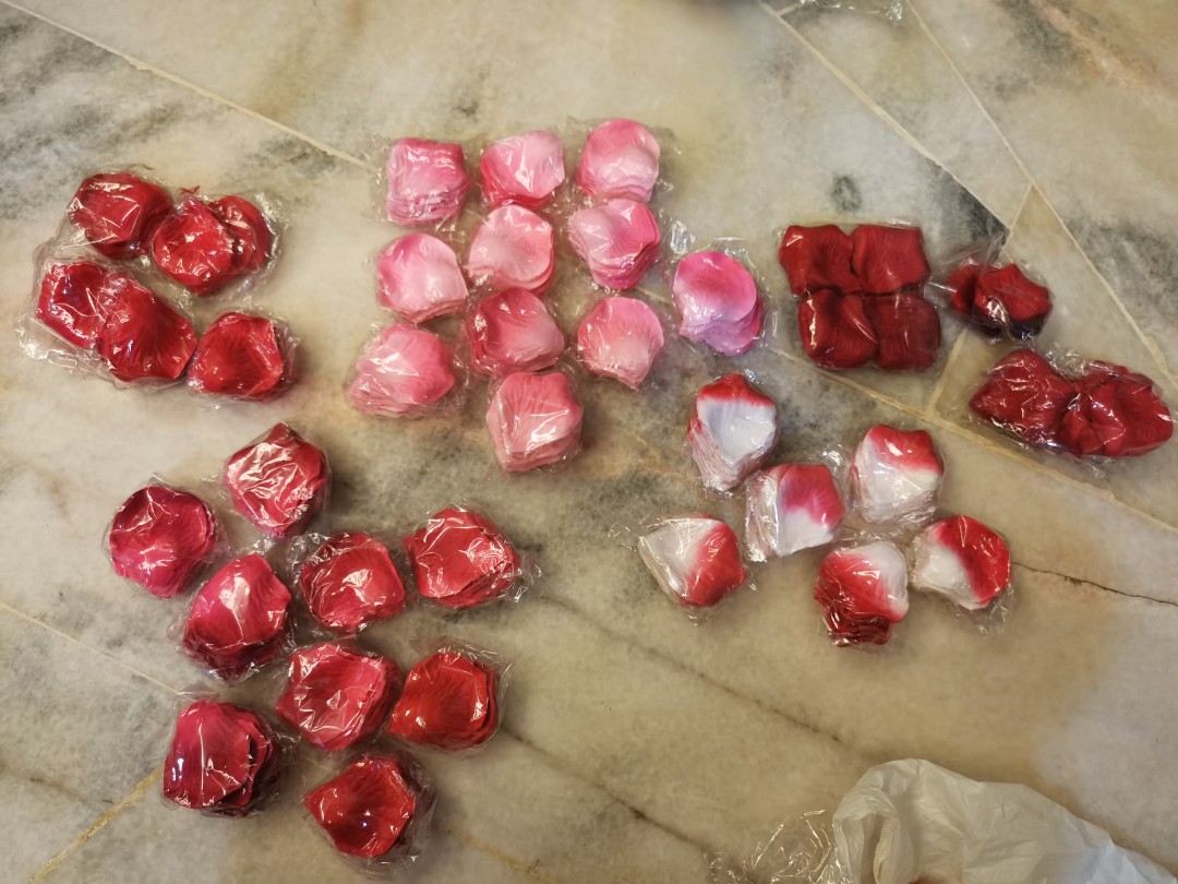 Fake petals, Hobbies & Toys, Stationery & Craft, Occasions & Party