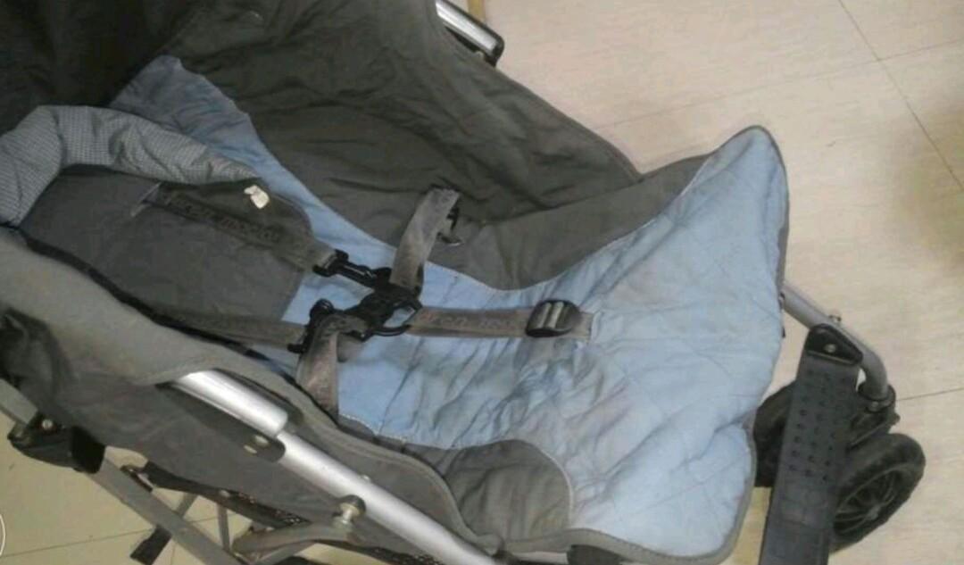Maclaren stroller (Category: Strollers) located in Quezon City. Submitted by lizawoo (Listing ID 1060222526, Image 2). Description: Maclaren Vogue stroller blue and gray still in good condition lightweight very easy to maneuver bought in US.