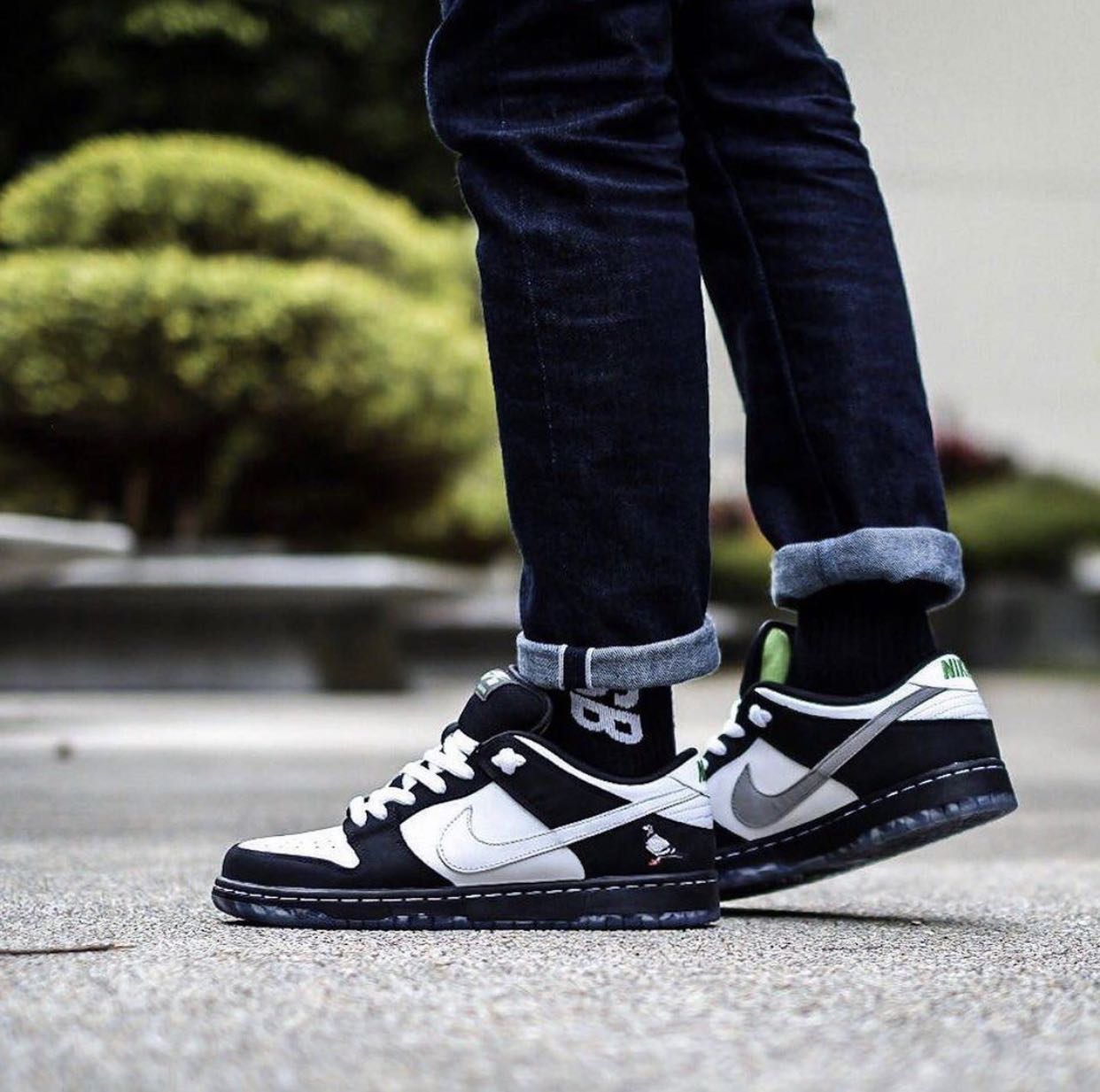 nike sb dunk low pro og qs panda pigeon
