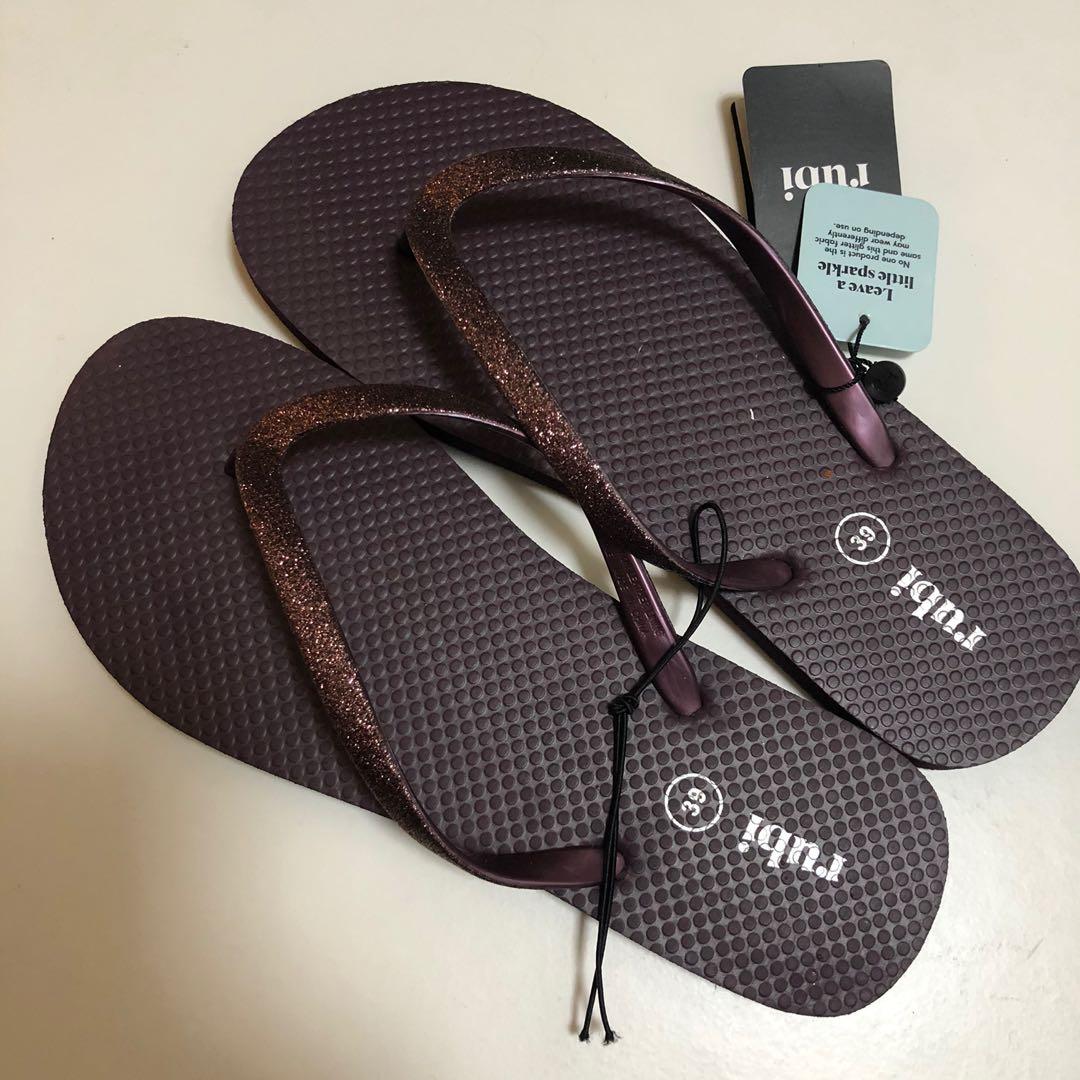 Maroon flip flops store