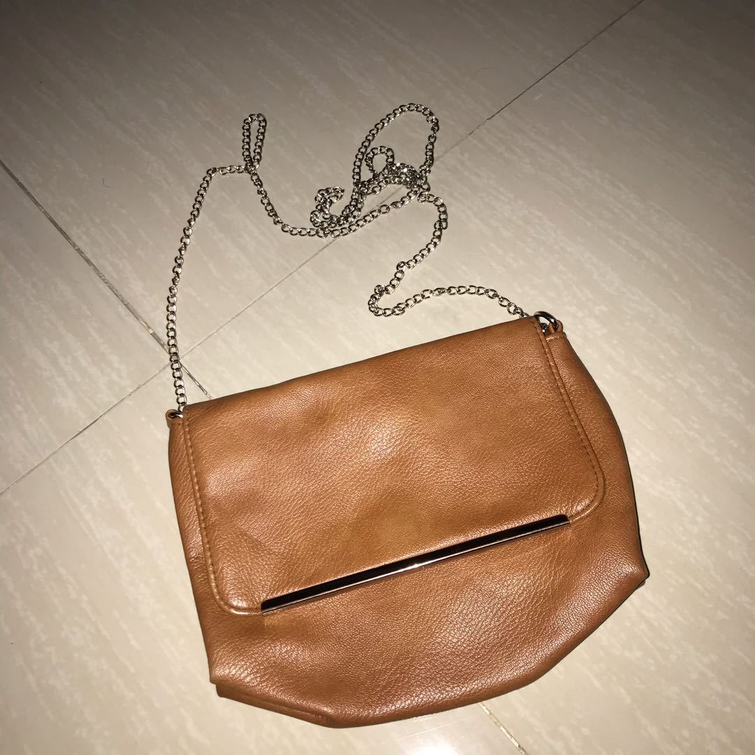 Bershka Sling Bag, Fesyen Wanita, Tas & Dompet di Carousell