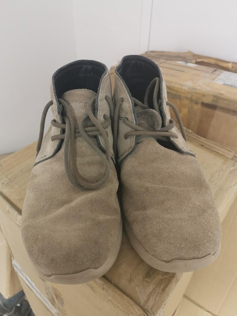 walking boots size 10