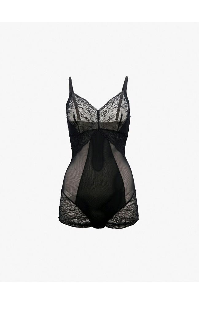 Rtp $130 SPANX spotlight on lace bodysuit, Women's Fashion, New