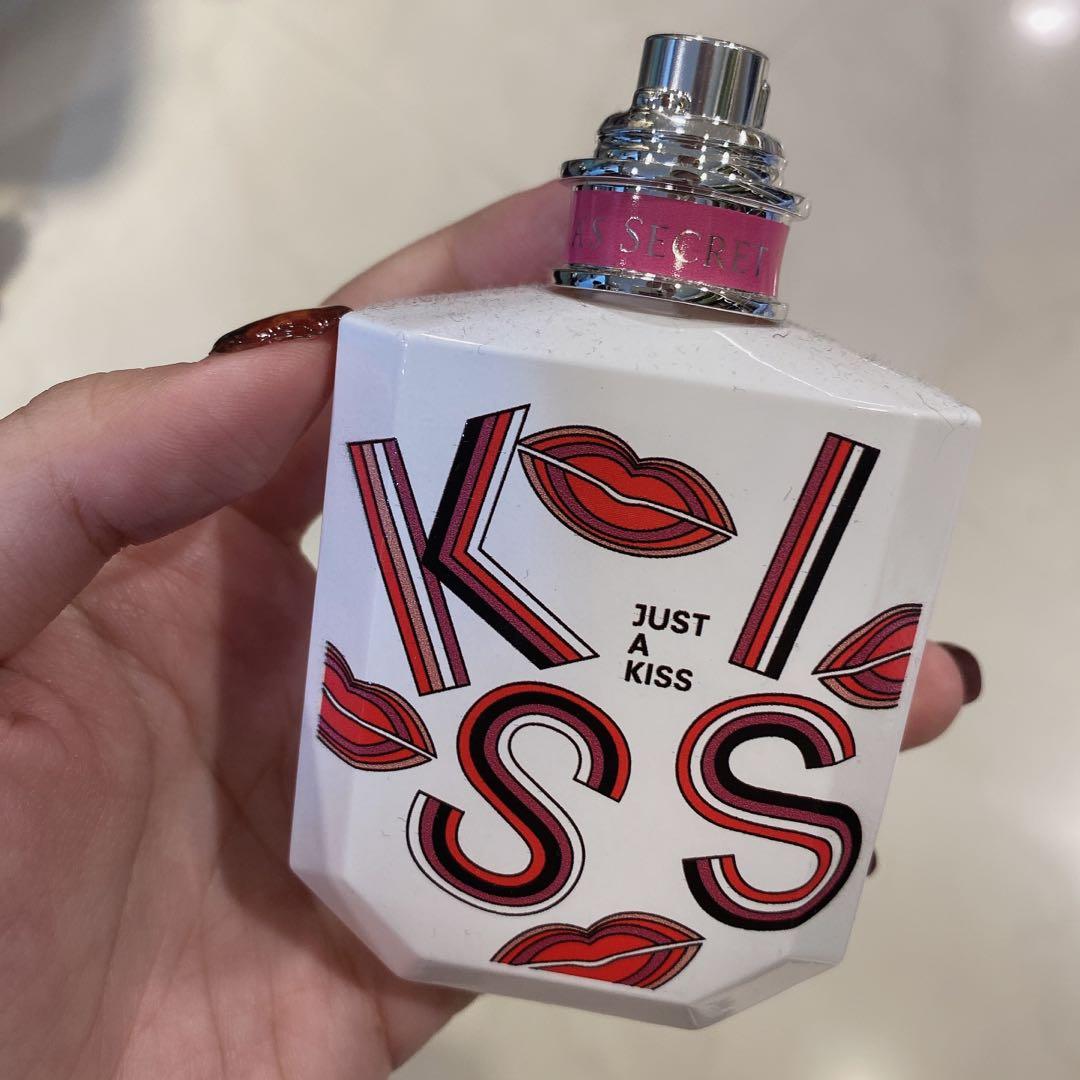 VICTORIA'S SECRET Just A Kiss 香水50ML, 美妝保養, 香體噴霧在旋轉拍賣