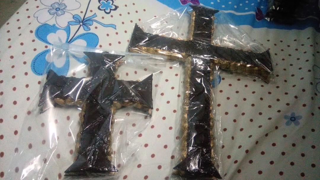 Cross Wall Decors - small (Category: Wall Decor) located in Imus. Submitted by micps.sanz (Listing ID 1066558264, Image 2). Description: Cross Wall Decors (small and big) small P100 Materials: Match boxes, thermal papers, pistachio shells, plastic pin and paints small size L x W x H(inches) 6 x 1 x 8.5 Color: brown and gold Pick up only. Pwede nyo pakuha thru Lalamove or Grab Food Delivery Landmark: Othako Takoyaki Store Medicion 1A Imus City, Ca
